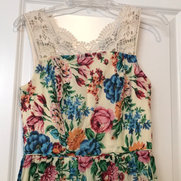 Vintage-inspired Floral Dress - Picture 2 of 4